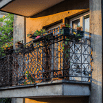 Nowoczesna zabudowa balkonów w Warszawie - jakie są możliwości?