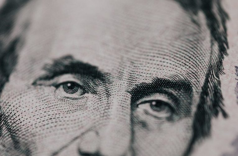 Dolar kurs – co wpływa na zmiany i jak to może wpłynąć na Twoje finanse?