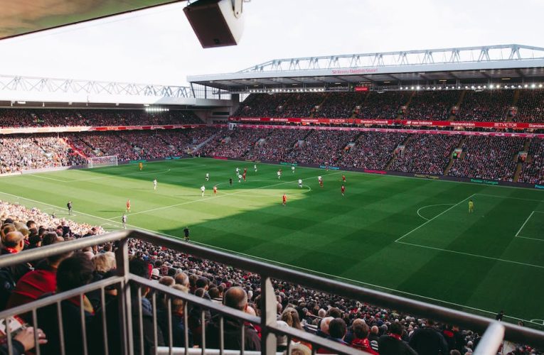 Podróż przez historię i bogactwa Liverpoolu – miasta muzyki piłki nożnej i nie tylko