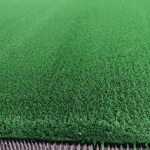 Czy sztuczna trawa na boisko to dobra inwestycja? Przyjrzyjmy się korzyściom kosztom i innym aspektom zakupu sztucznej trawy