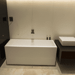 Jak wybrać optymalną aranżację łazienki aby stworzyć przytulny i funkcjonalny wnętrz?