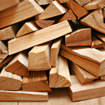 Jakie są składniki chemiczne i właściwości fizyczne drewna?
